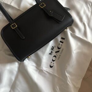 COACH Black Leather Shoulder Bag - zip swing with dust bag